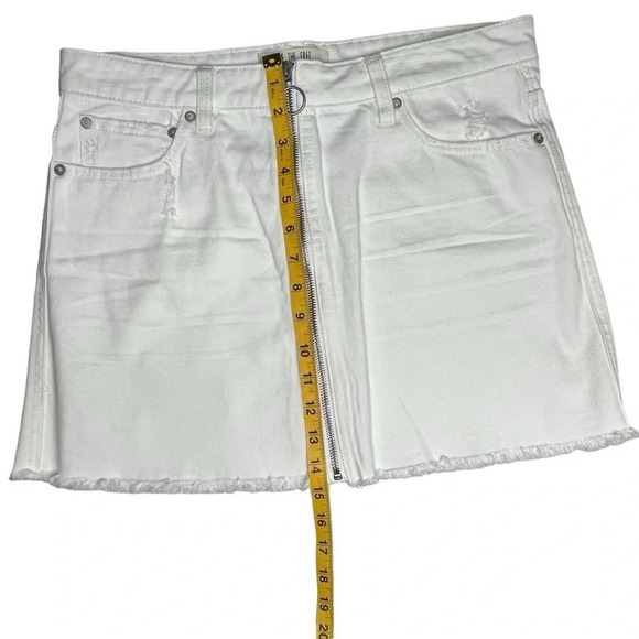We the Free Zip It Up Vintage White Distressed Raw Hem Jean Mini Skirt Size 29 - Picture 10 of 13